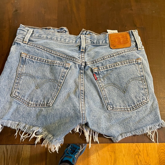 Levi 501 Jean Shorts W26 - Picture 2 of 2